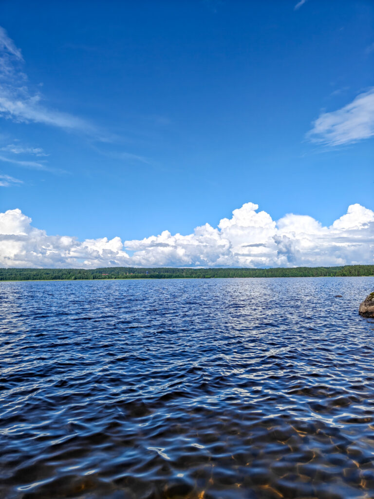 Maisemakuva järveltä